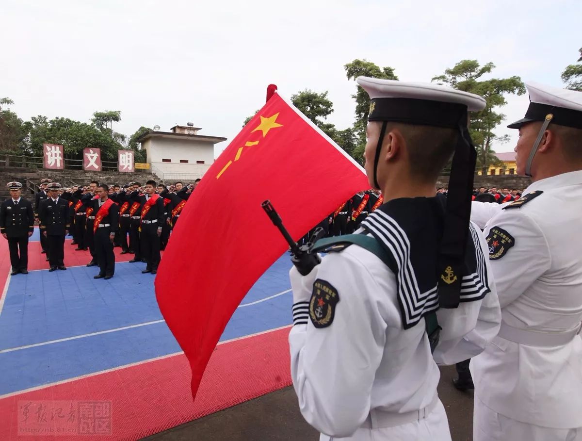 跟着海军陆战队队员进行极限战斗体能训练 - 中国军网
