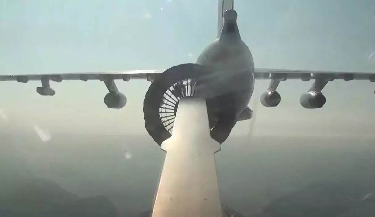 ▲图-160机头视角拍摄的加油探管对接画面。