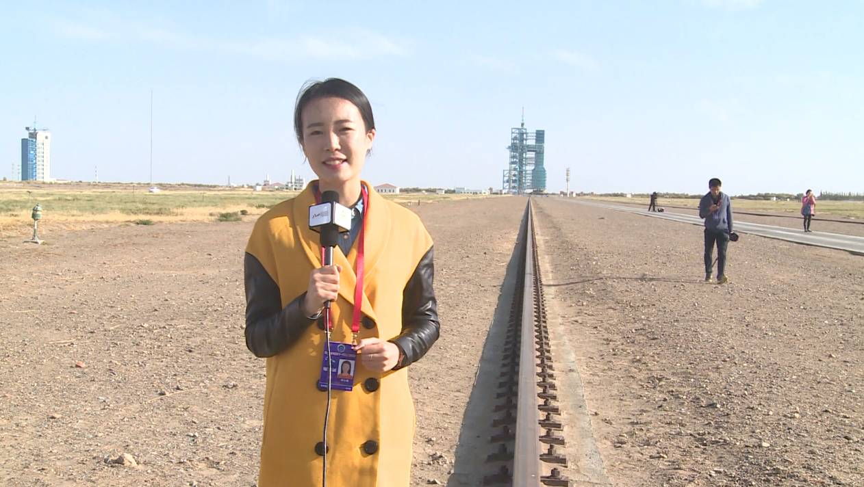 美女记者李小琳笑谈“军事记者经历风霜雨雪的标配”