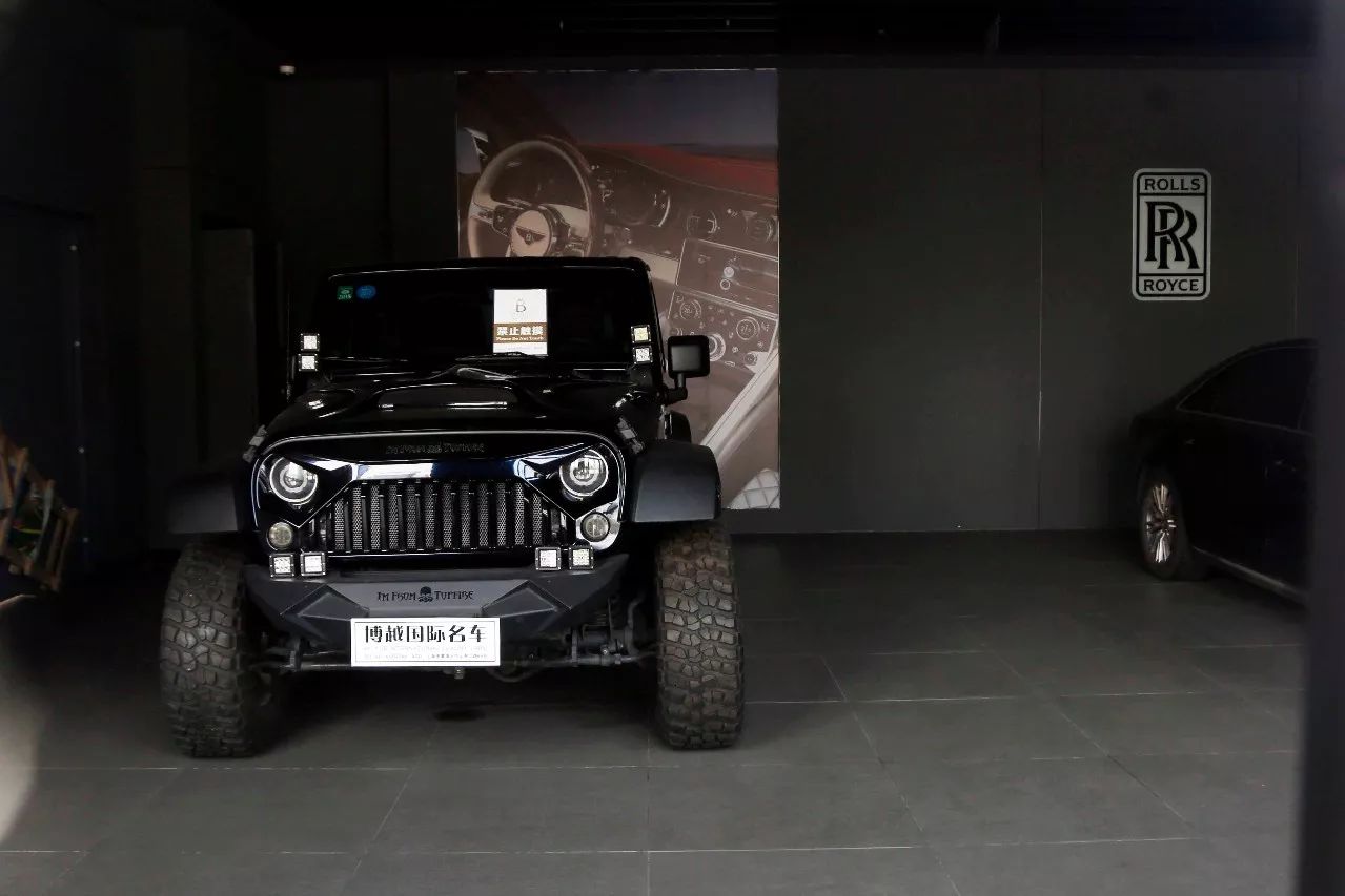 　　▲ 一辆牧马人汽车停放在一楼大厅里。