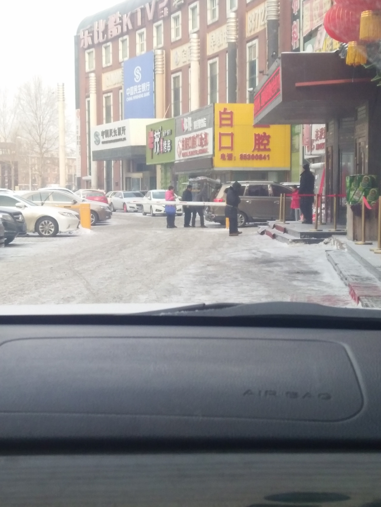 备案登记表被废除 停车场岗亭和起落杆已被挪