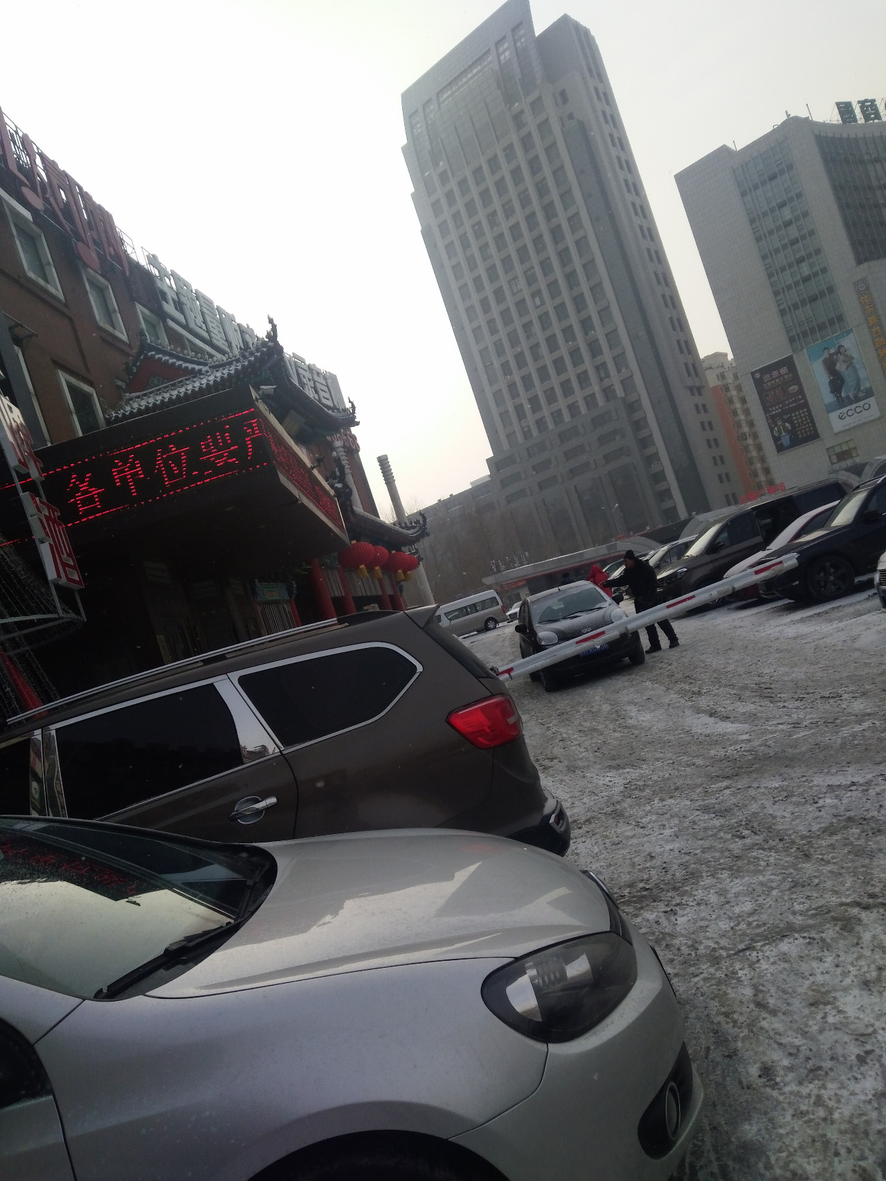 备案登记表被废除 停车场岗亭和起落杆已被挪