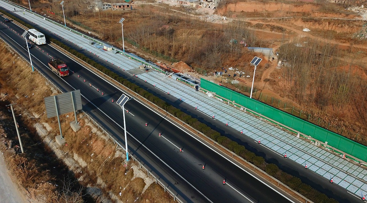 神奇!全球首条高速光伏公路现身中国,汽车可以