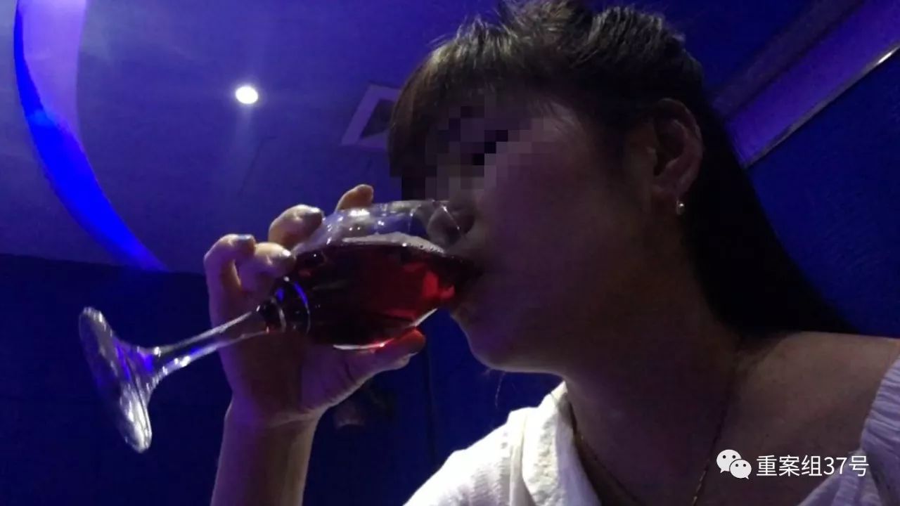 ▲9月16日,北京某KTV内,酒托女在喝兑过饮料的红酒。