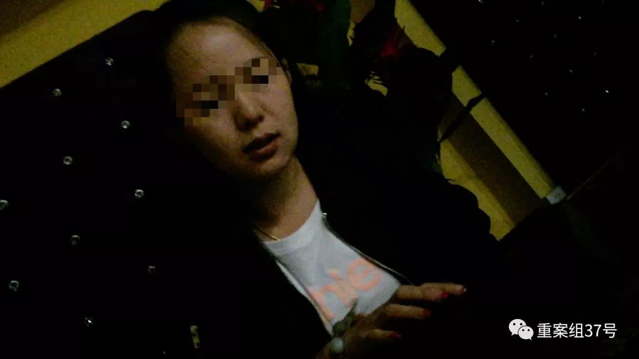 ▲三里屯某咖啡馆内,一名女酒托正与顾客交谈 。