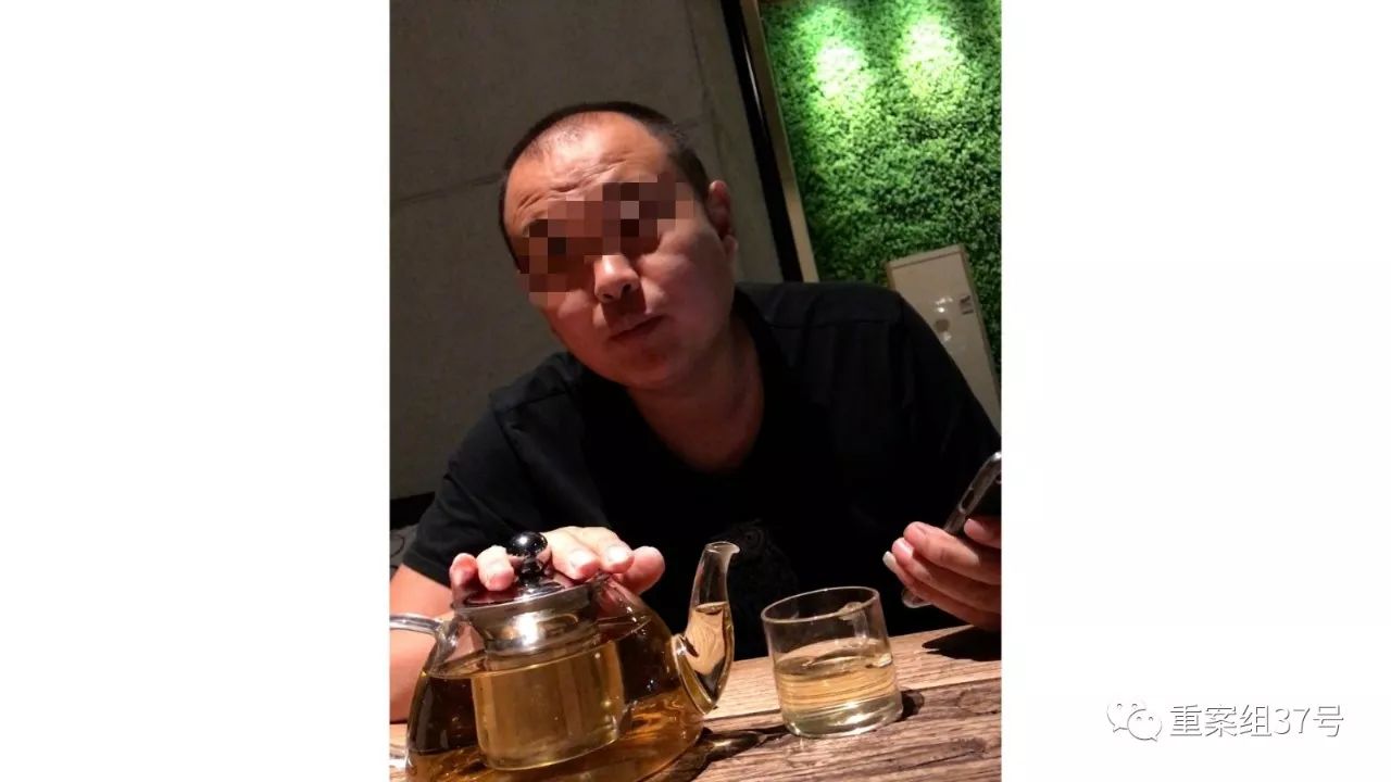 ▲“托头”讲述如何做酒托。