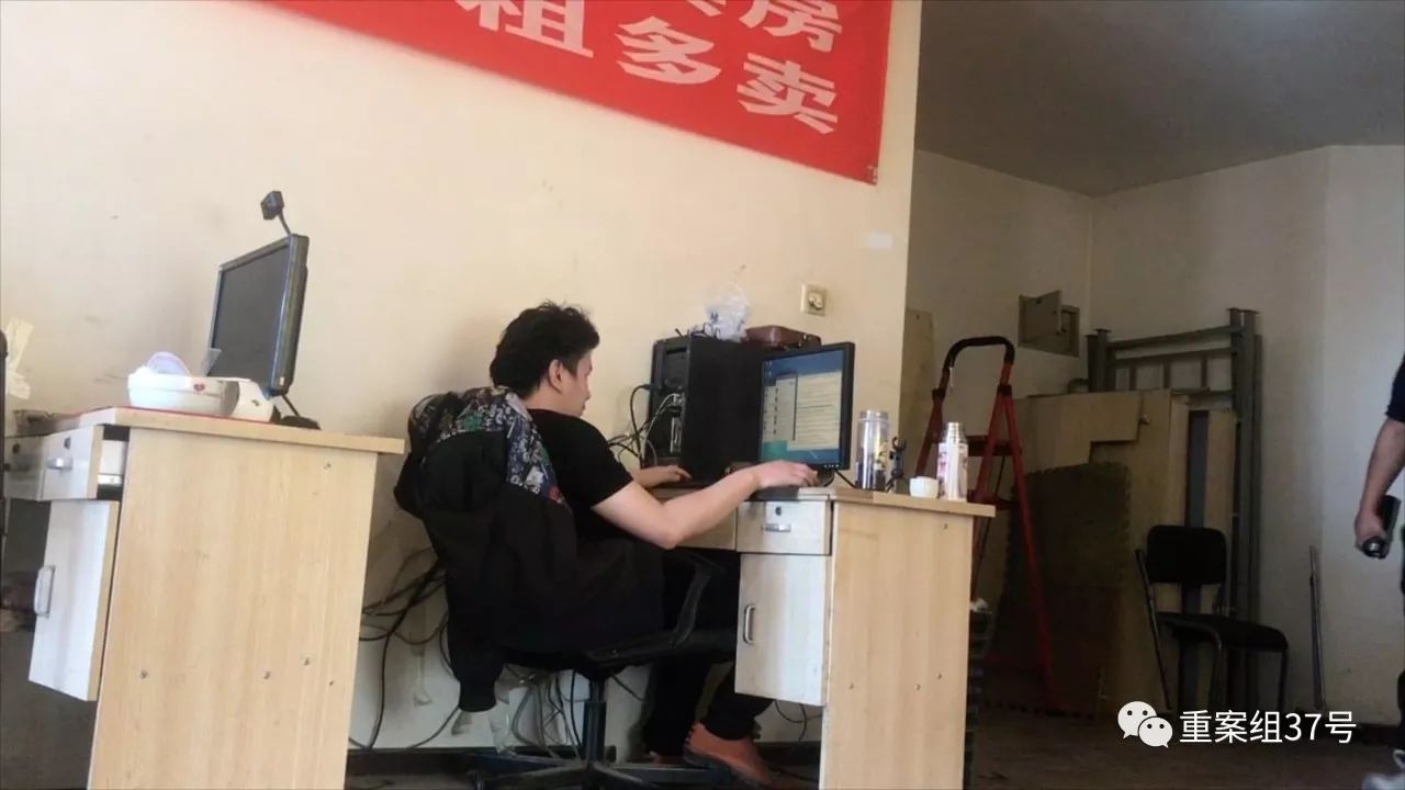 ▲9月28日,燕郊某机房内,一名“键盘”在相亲网站“聊号”。