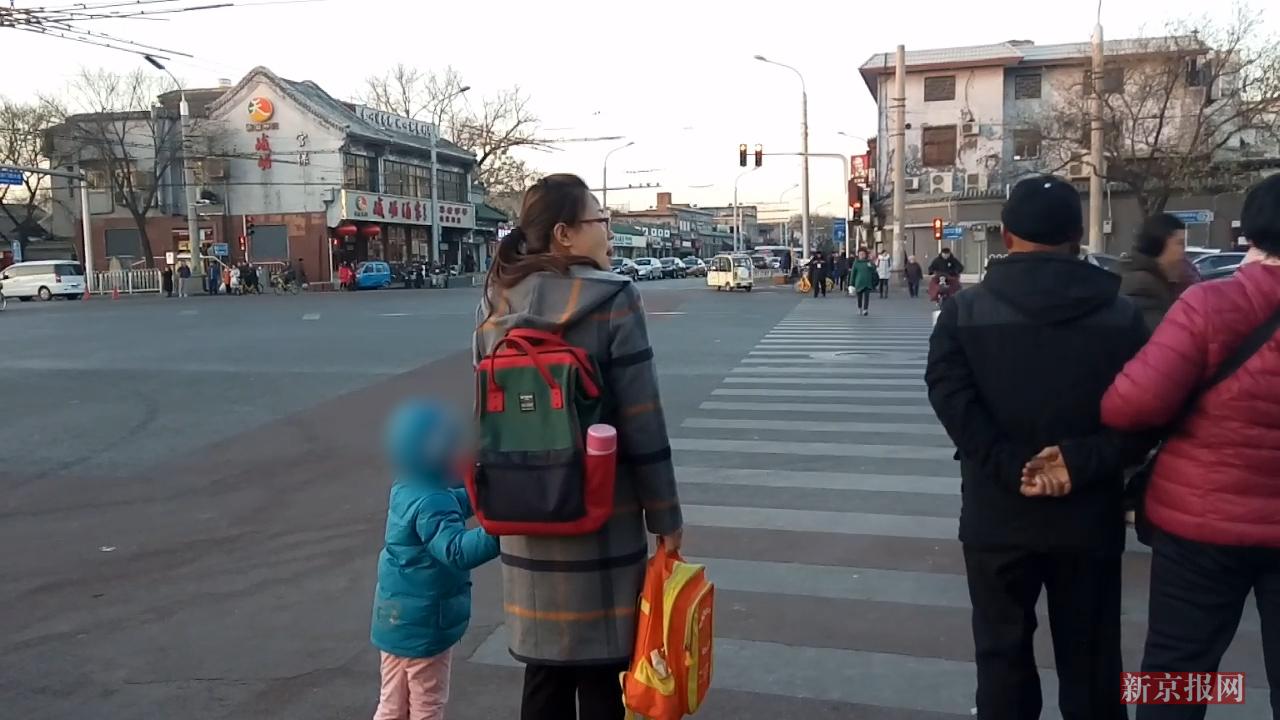 礼让斑马线丨孩童路边玩闹 大手拉小手等绿灯