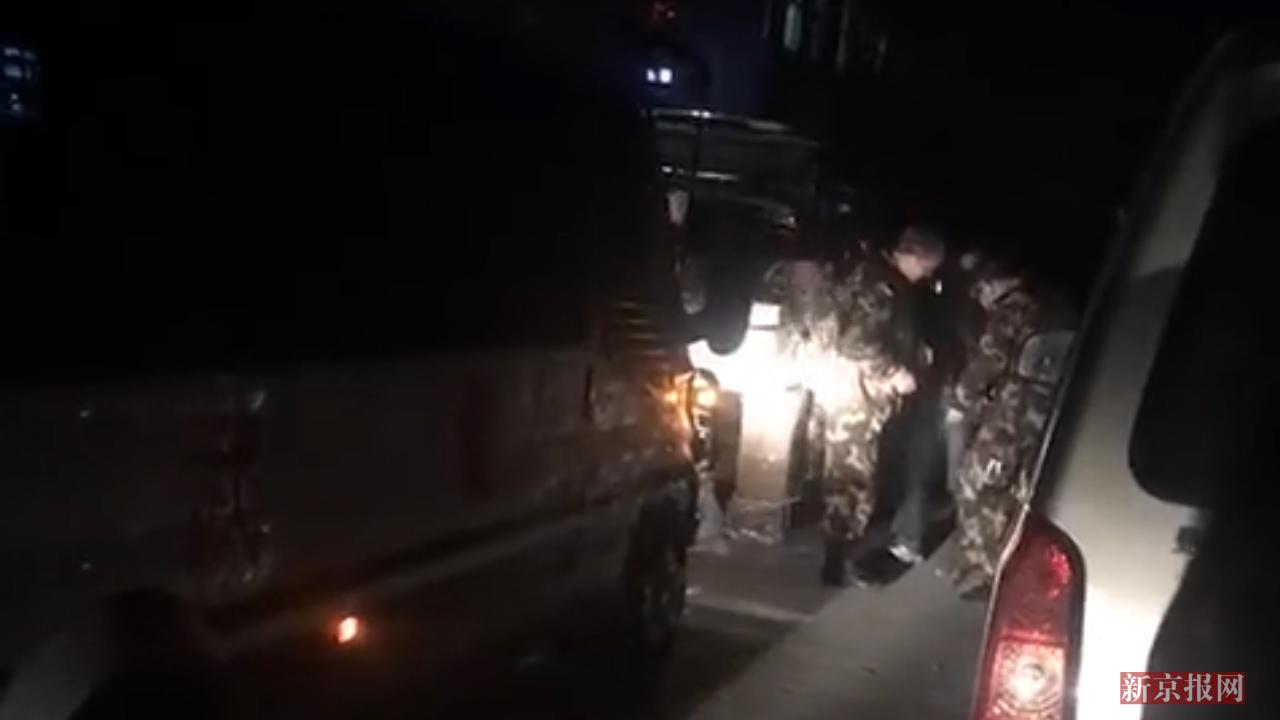 现场:湖南一警察持枪杀人后逃跑 警方连夜悬赏