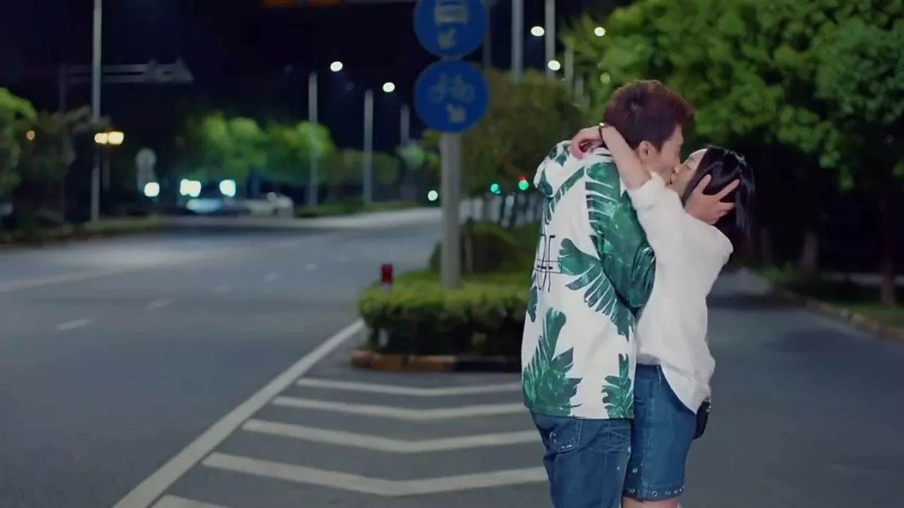 网友骗得东西后为何会出现陪睡一夜的情况？