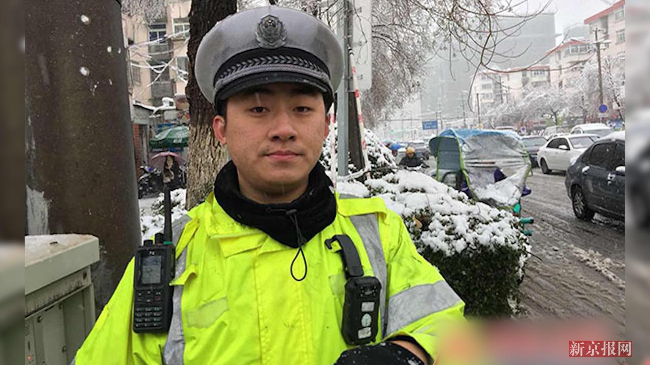 合肥协警雪中托电缆走红 托举哥:"不通车很多人会迟到"|托举哥|电缆|迟到_新浪新闻