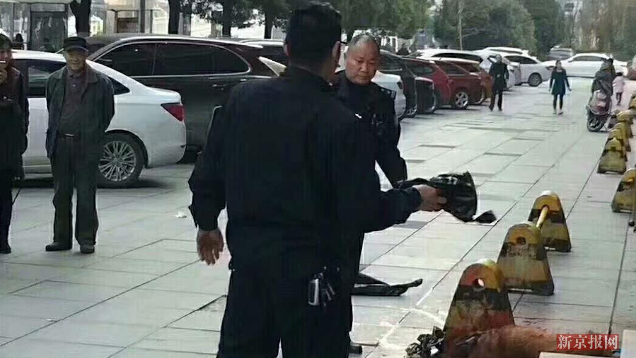 事后,有部分爱狗人士对涉事民警进行人肉搜索,送花圈等