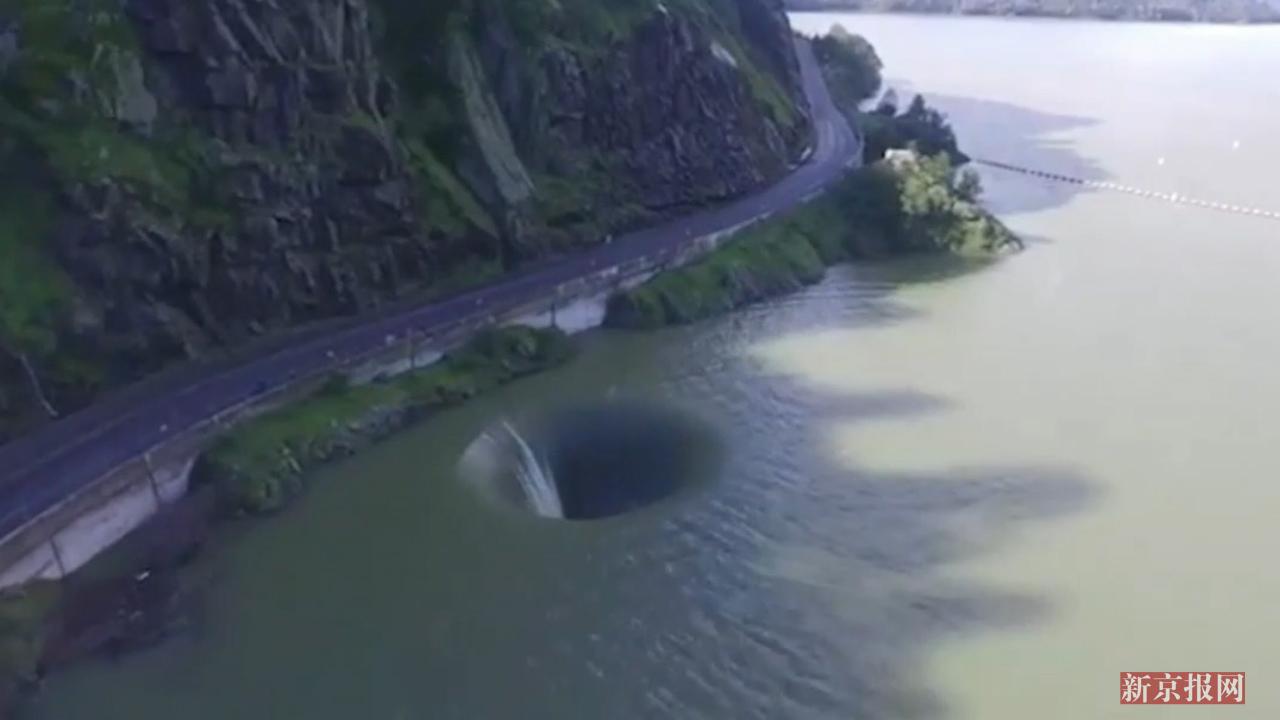 地狱之门?超自然漩涡?美一湖泊现巨型黑洞水被吸走!