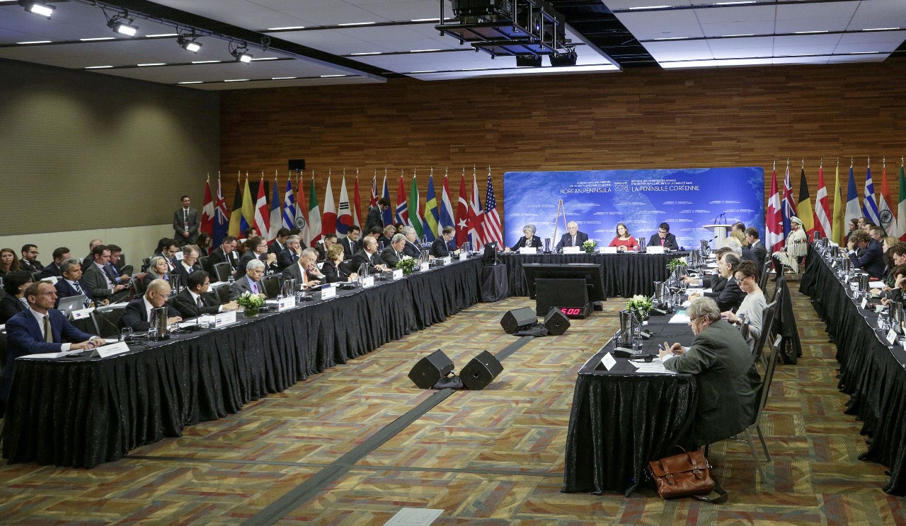 1月16日，在加拿大温哥华，20个国家的外长和代表列席“朝鲜半岛安全稳定外长会议”。新华社发/梁森摄