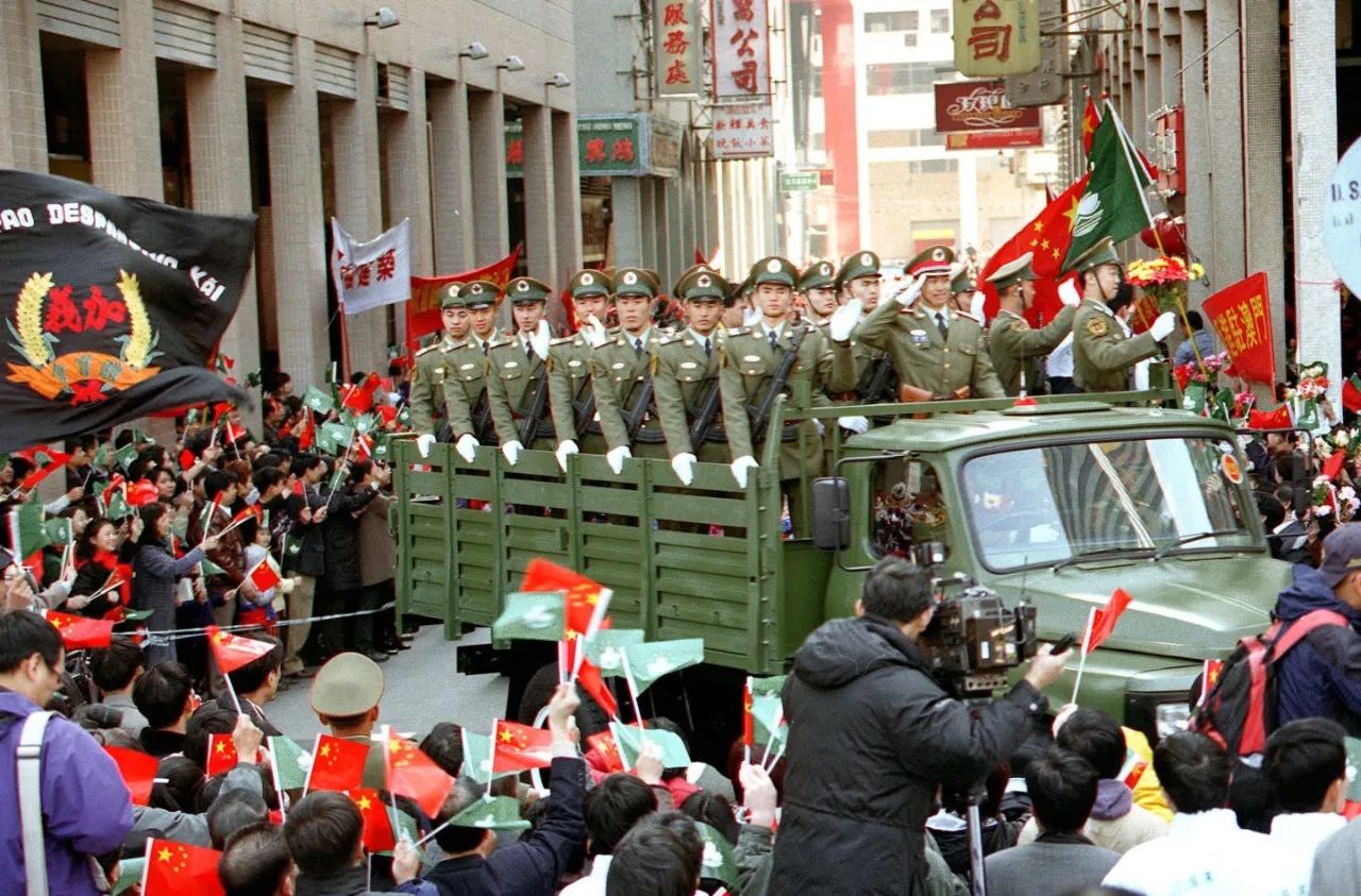 1999年12月20日,中国人民解放军驻澳门特区部队进驻澳门,受到澳门