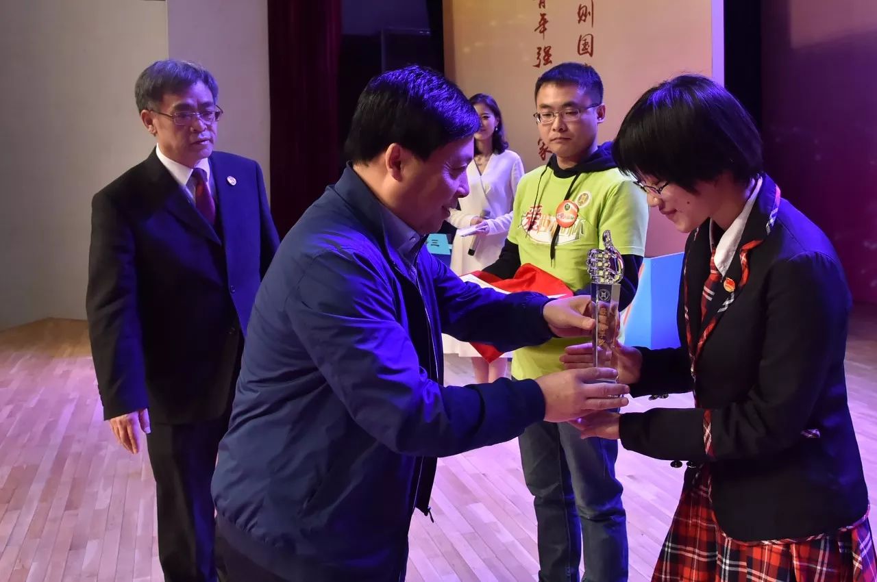 【精彩图集】央视 名嘴 现场提问, 法律有情还是