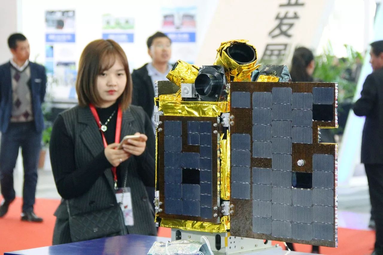 ▲中国正在大力发展遥感卫星技术，图为11月8日，在南京开幕的测绘地信展现场，武汉大学展出全球首颗专业夜光遥感卫星“珞珈一号”模型。（视觉中国）