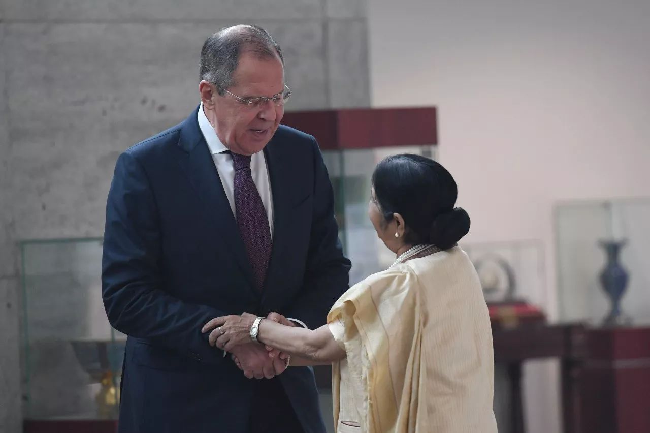 12月11日，在印度首都新德里，俄罗斯外长拉夫罗夫（左）与印度外长斯瓦拉杰握手。法新社