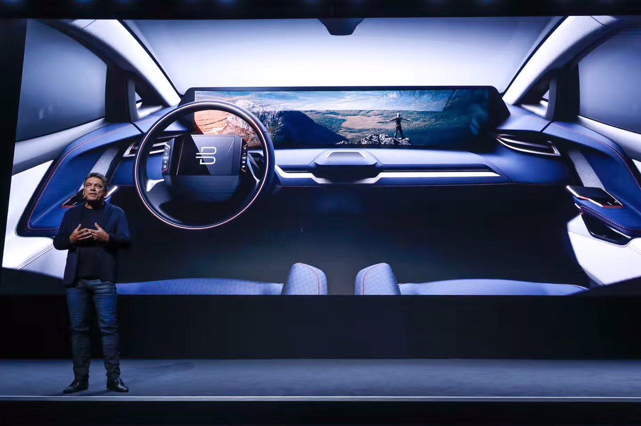 拜腾汽车公开内饰细节,它1.25米长的液晶中控