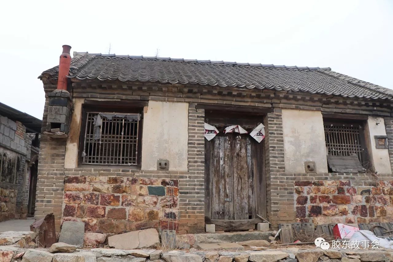 胶东半岛农村的老房子,为何烟囱在墙上而不是房顶?