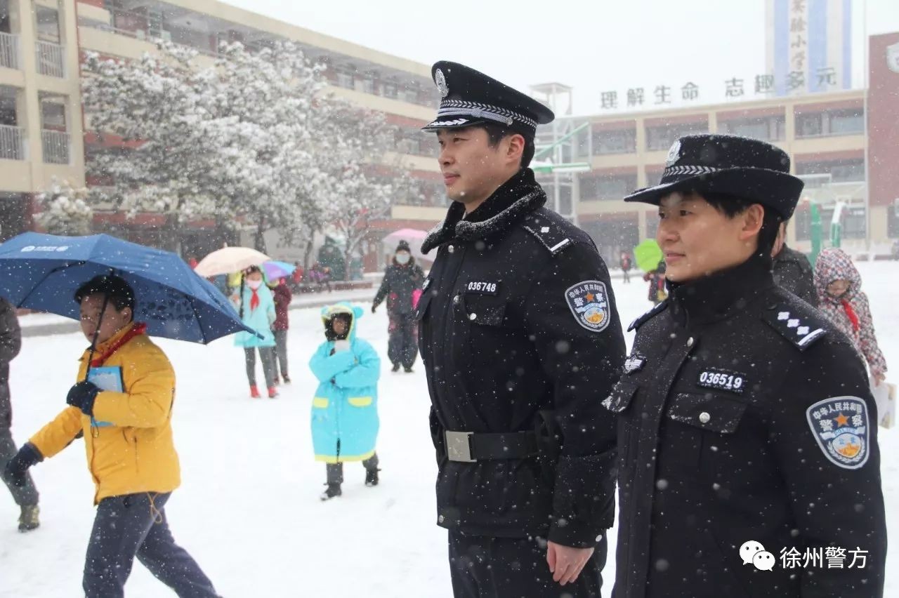 我们不怕冷 我们怕大家的心会冷 所以我们一直努力 用行动温暖整个