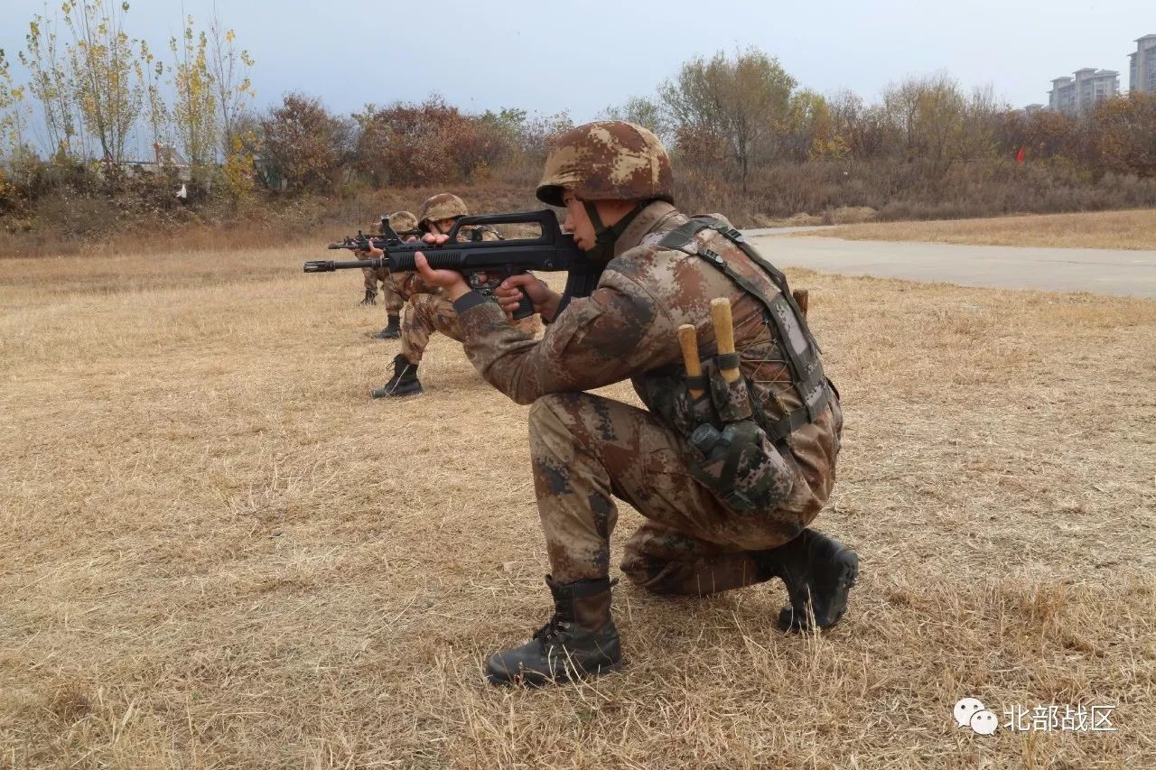 爆燃了，体技能大比拼!特种兵年度军事训练等级考核震憾开场|官兵|特种兵|训练_新浪军事_新浪网