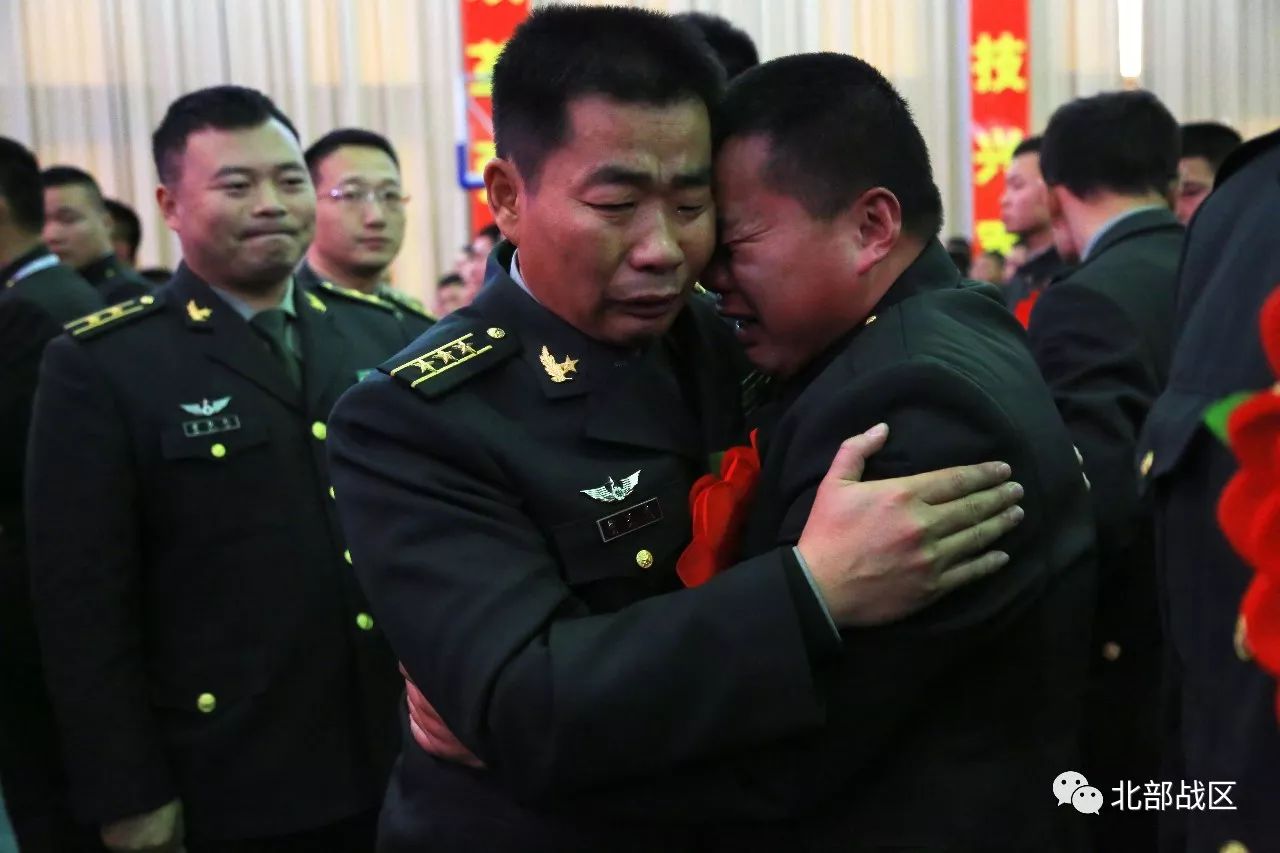 驼铃声声敲心坎!特战精英与旅长相拥而泣难舍军营|退伍老兵|特战|旅长_新浪军事_新浪网