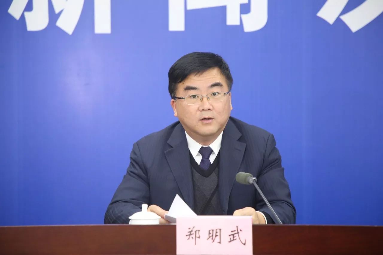 主持人:安徽省委外宣办,省政府新闻办主任 郑明武(夏雨晴摄) 下面,一