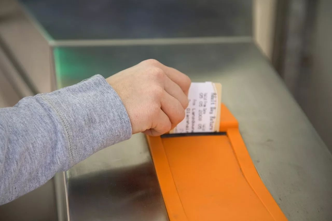 没赶上火车,他退票不成把票撕得粉碎,结果悲剧