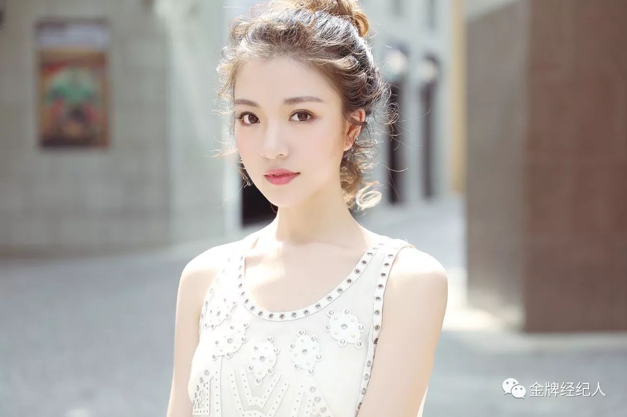 赵珞然出道一年成为芒果娱乐力捧新人这个小妮子的确够拼