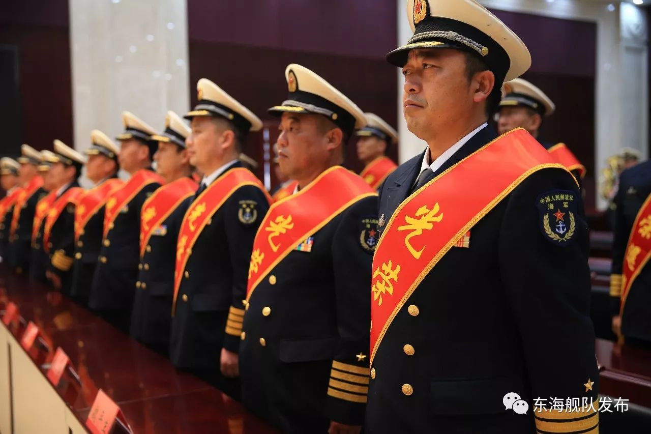 东海舰队隆重举行2017年度师职转业干部退役