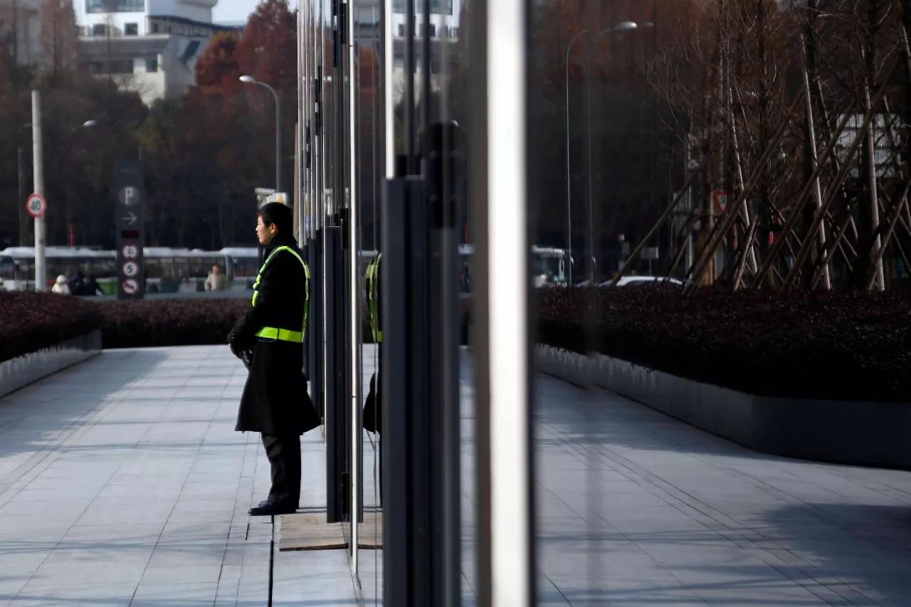 　　▲ 博越名车馆外有保安站岗。