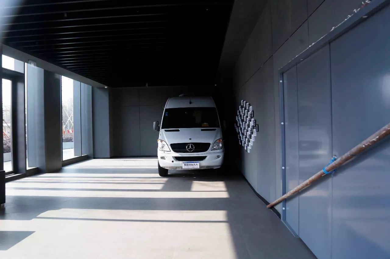 　　▲ 原本停满豪车的一层大厅只剩一辆福建奔驰凌特。