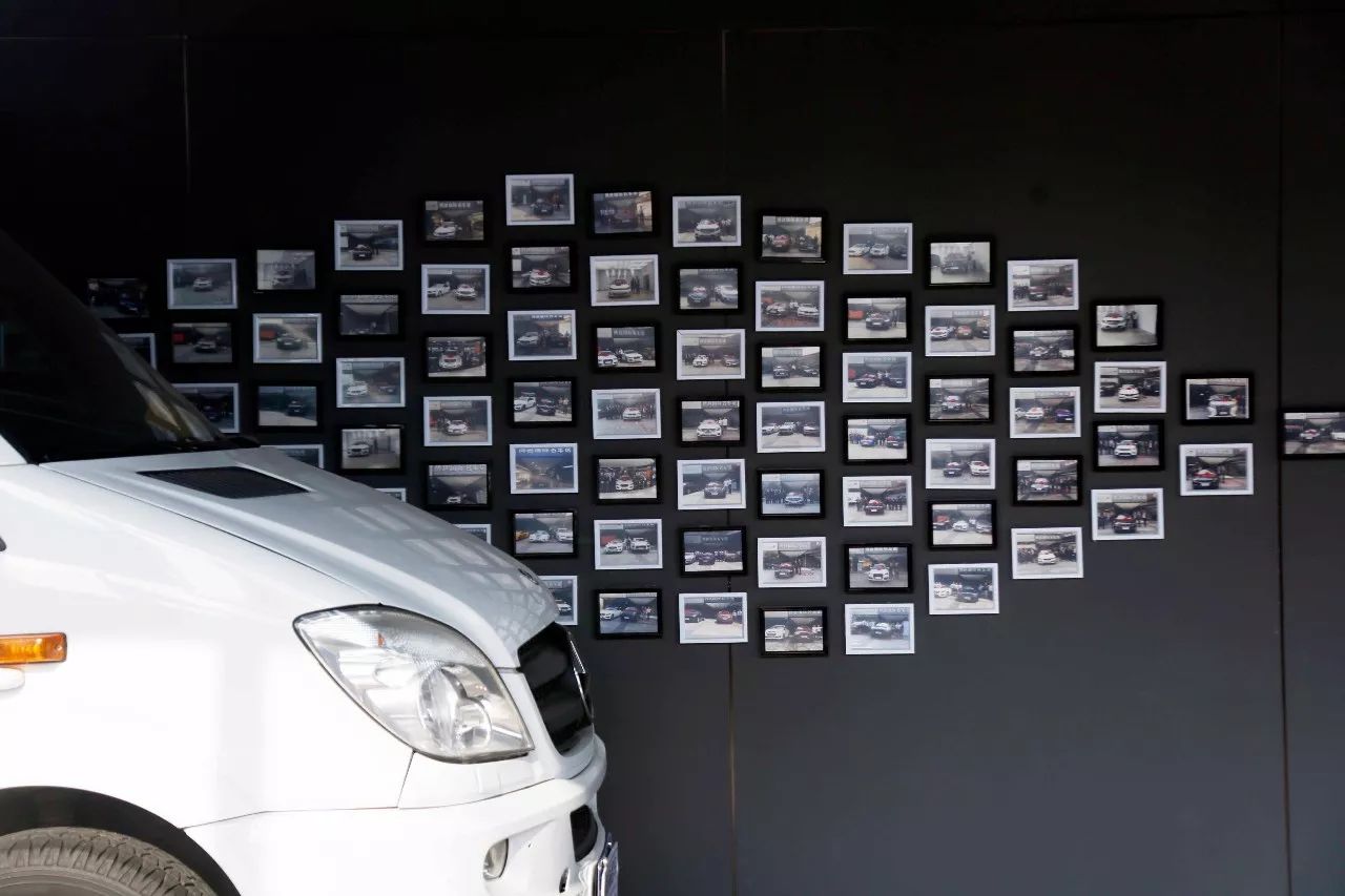 　　▲ 展示厅的墙上张贴有交付车辆时拍下的照片。