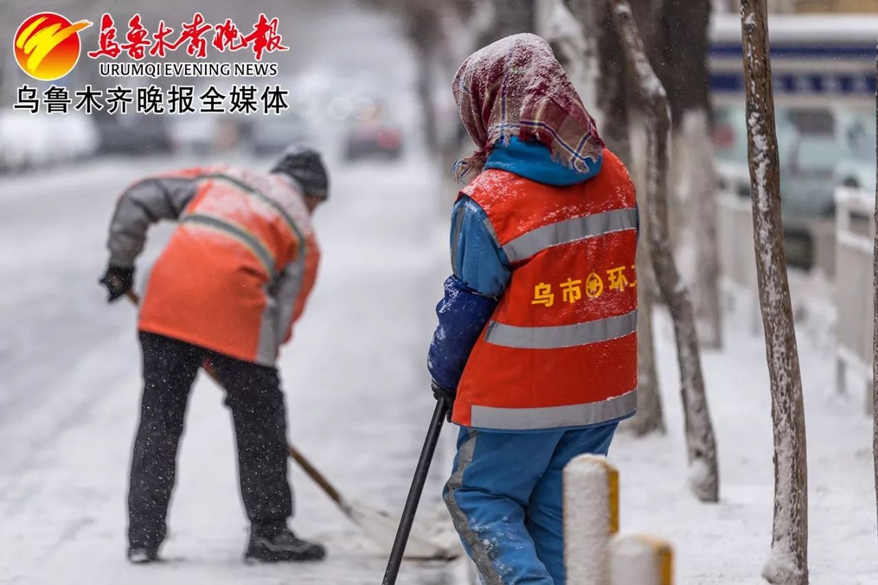 可就是在这样的天气里 有这么一群人 他们不怕寒冷不怕霜的辛苦工作着