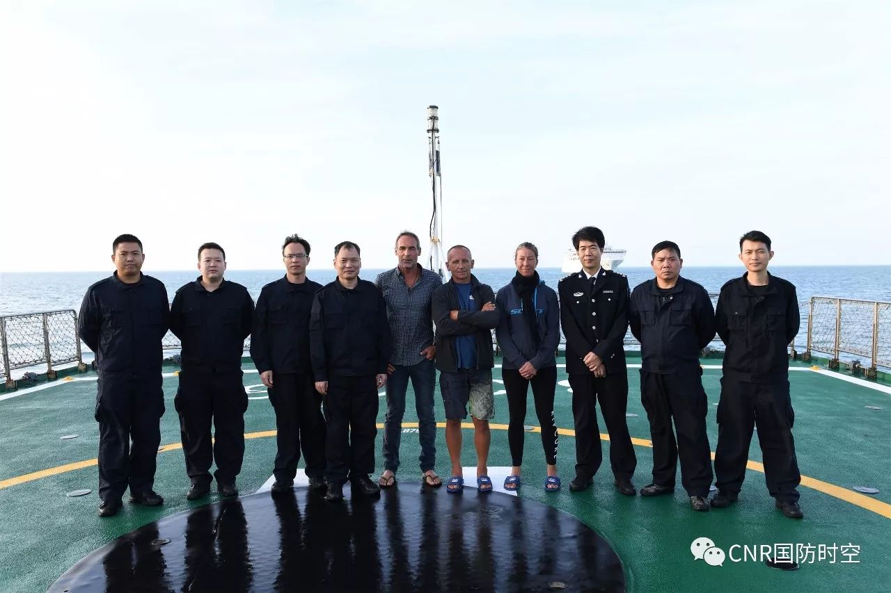 获救外籍人员与中国海警3303舰船员合影。