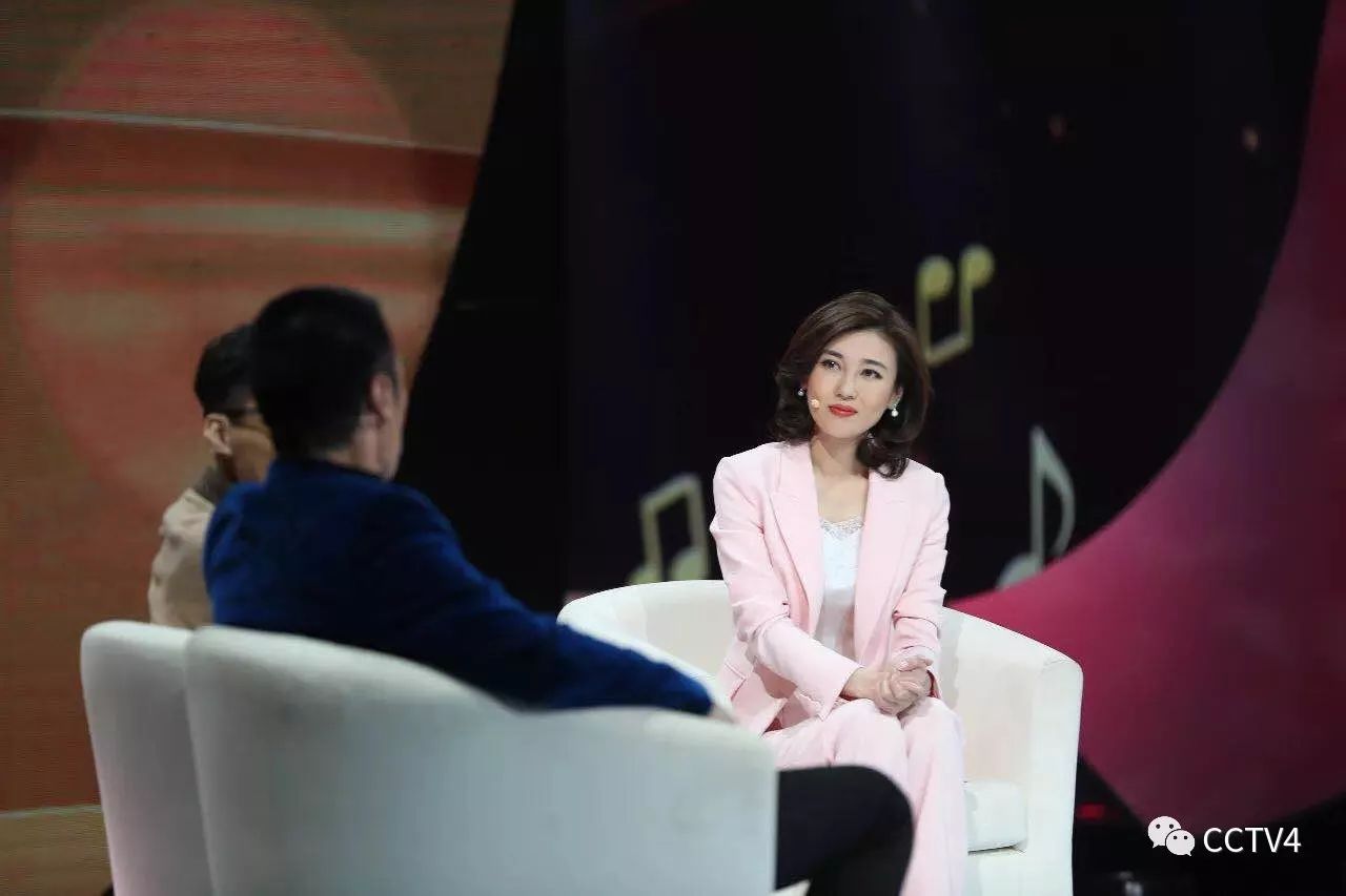 央视主持人李红为何在舞台上哭了?原因很感人