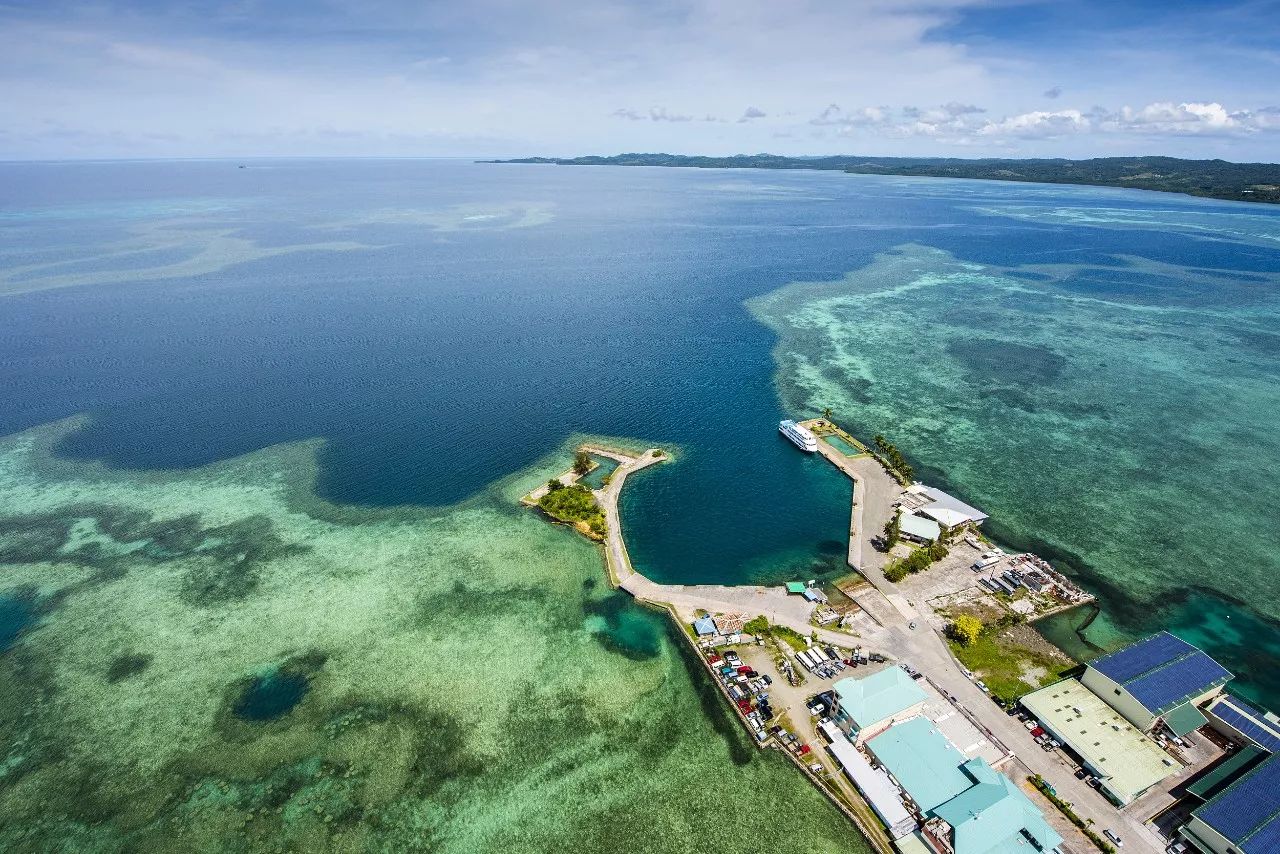 ▲帕劳是一个群岛国家，同时也是太平洋进入东南亚的门户之一，图为帕劳海岛风景。（视觉中国）