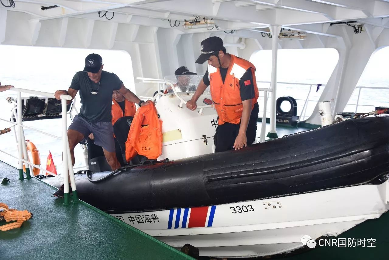 搁浅外籍船员被救上中国海警3303舰。