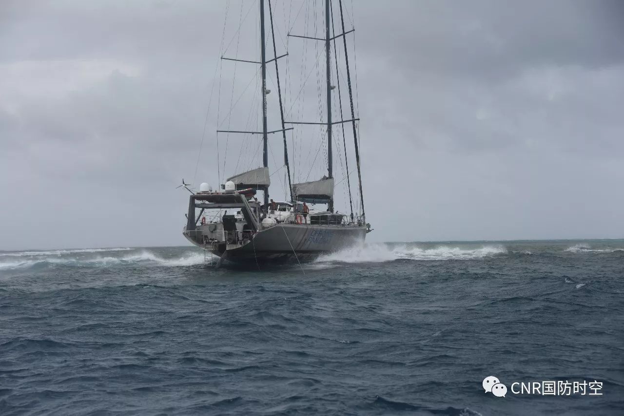 “泛大陆”号帆船在南沙群岛三角礁浅滩搁浅。