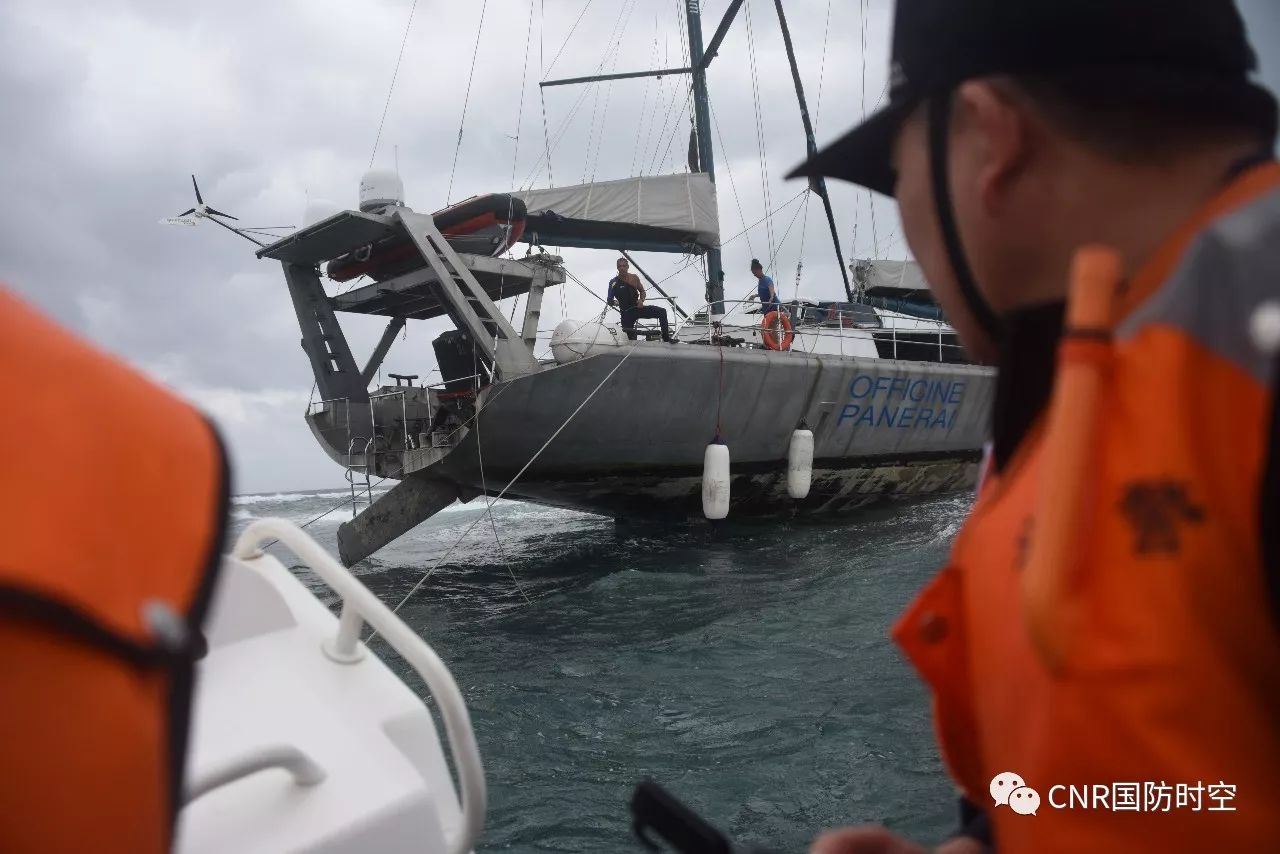 中国海警3303舰施放快艇进行救援。