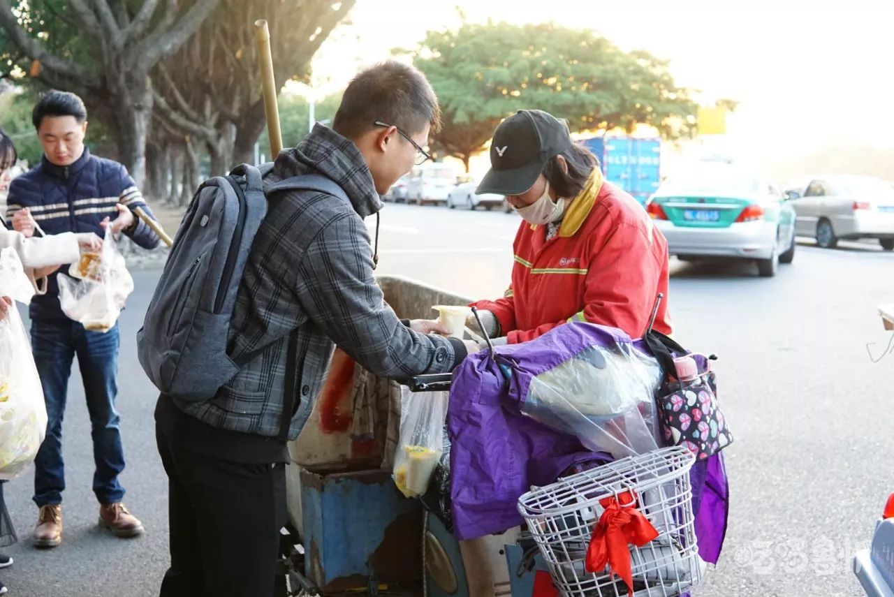 有一群人凌晨五点半出门,只为给环卫工人送温暖