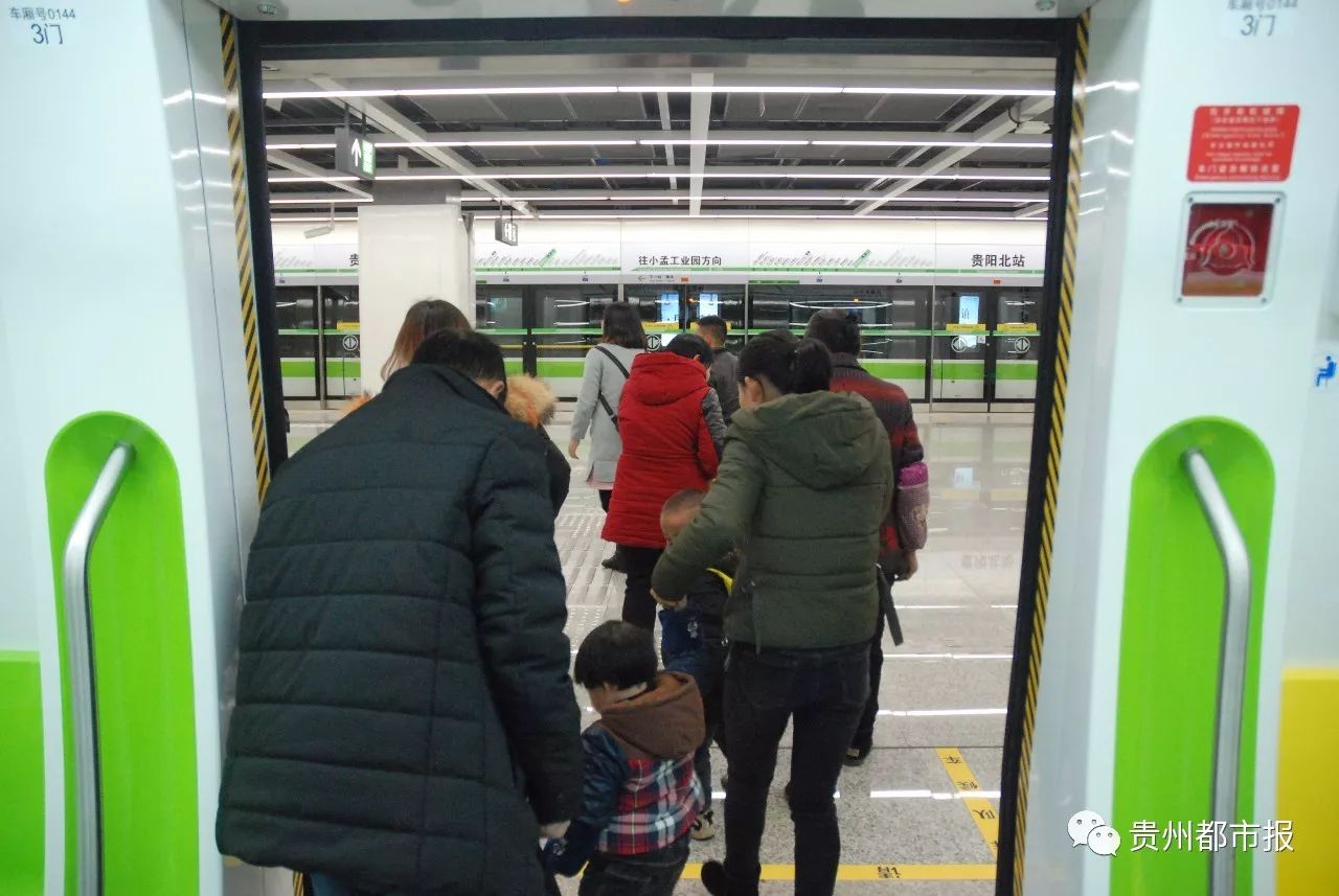 记者体验贵阳地铁 前5天客流量6万多人次|地铁