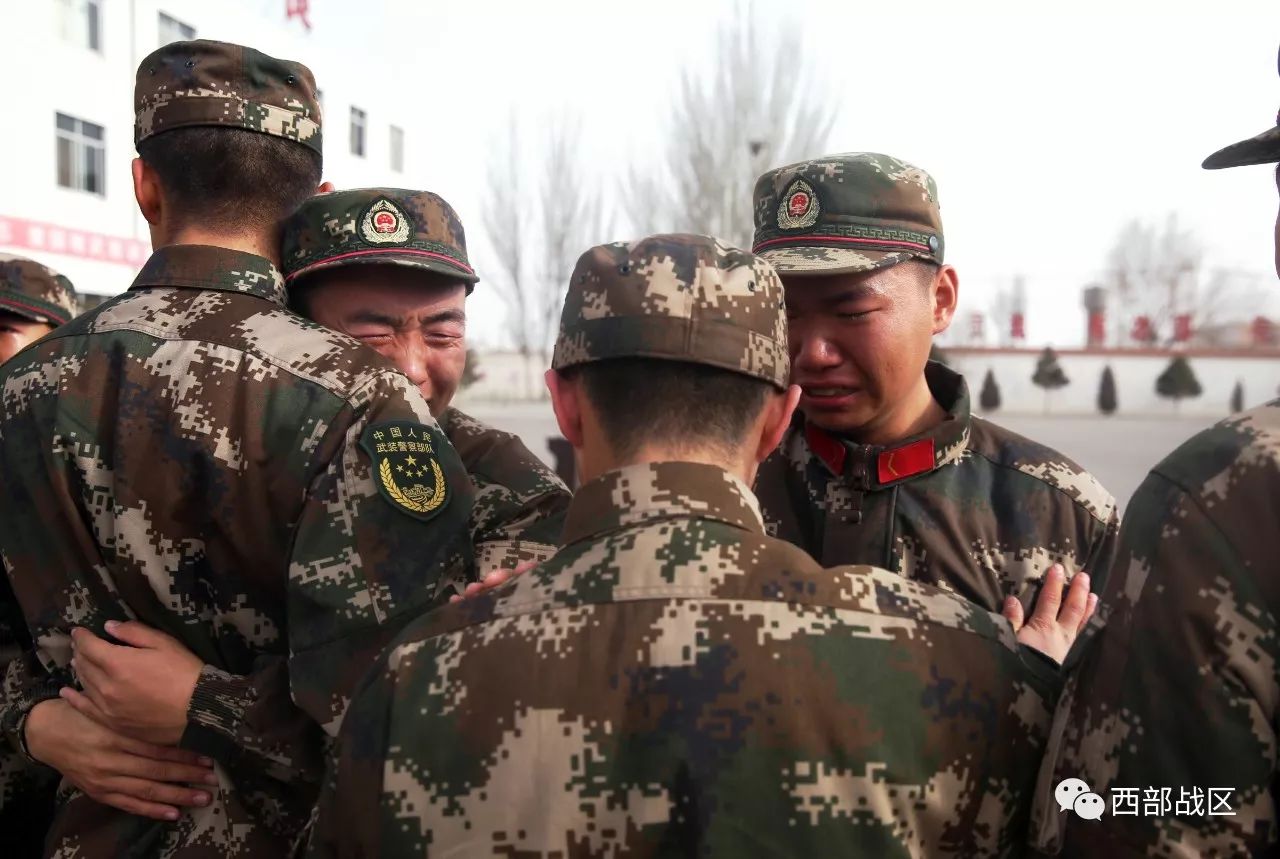 泪奔!武警甘肃总队酒泉支队百余名新兵泪别战