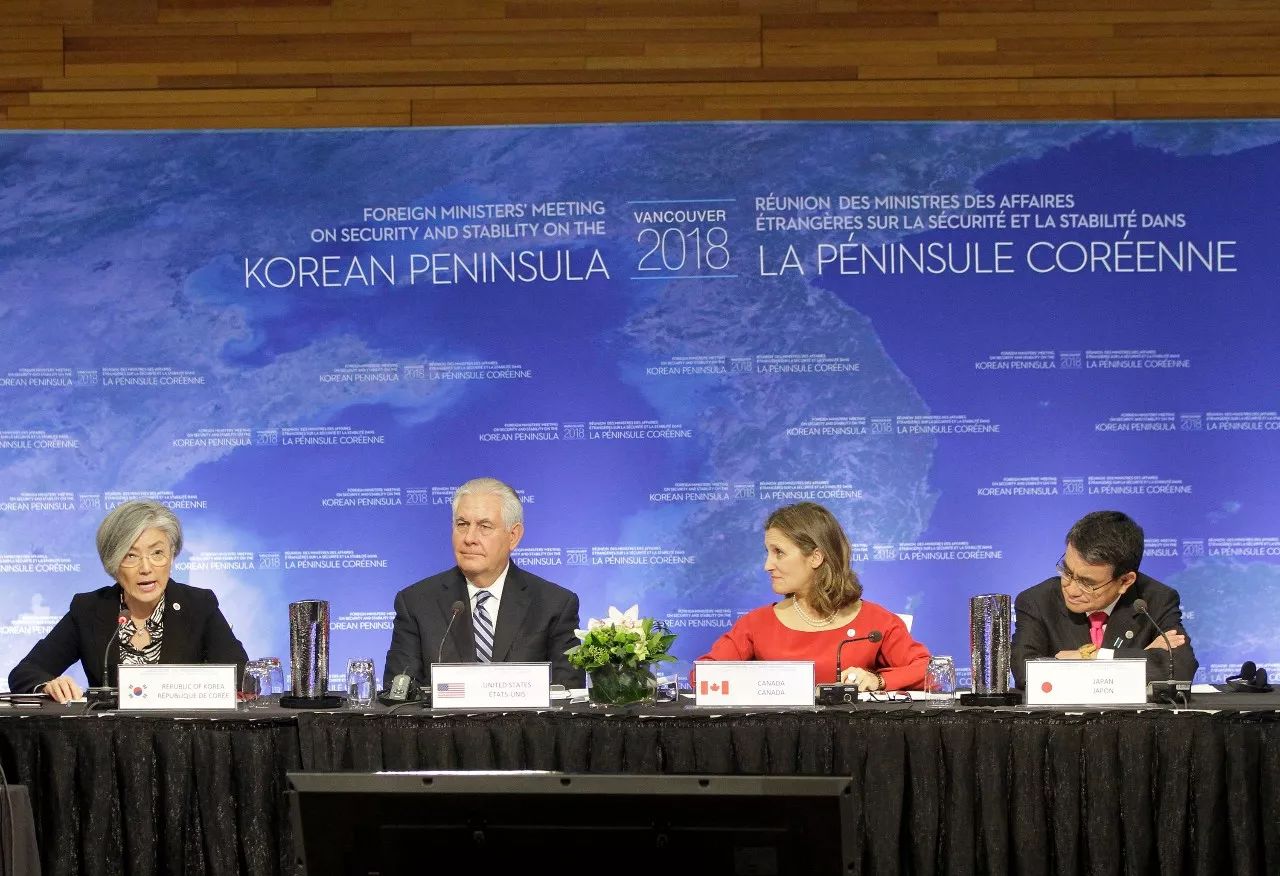 1月16日，在加拿大温哥华，（左起）韩国外长康京和、美国国务卿蒂勒森、加拿大外交部长弗里兰、日本外相河野太郎先后在大会发言。新华社发/梁森摄