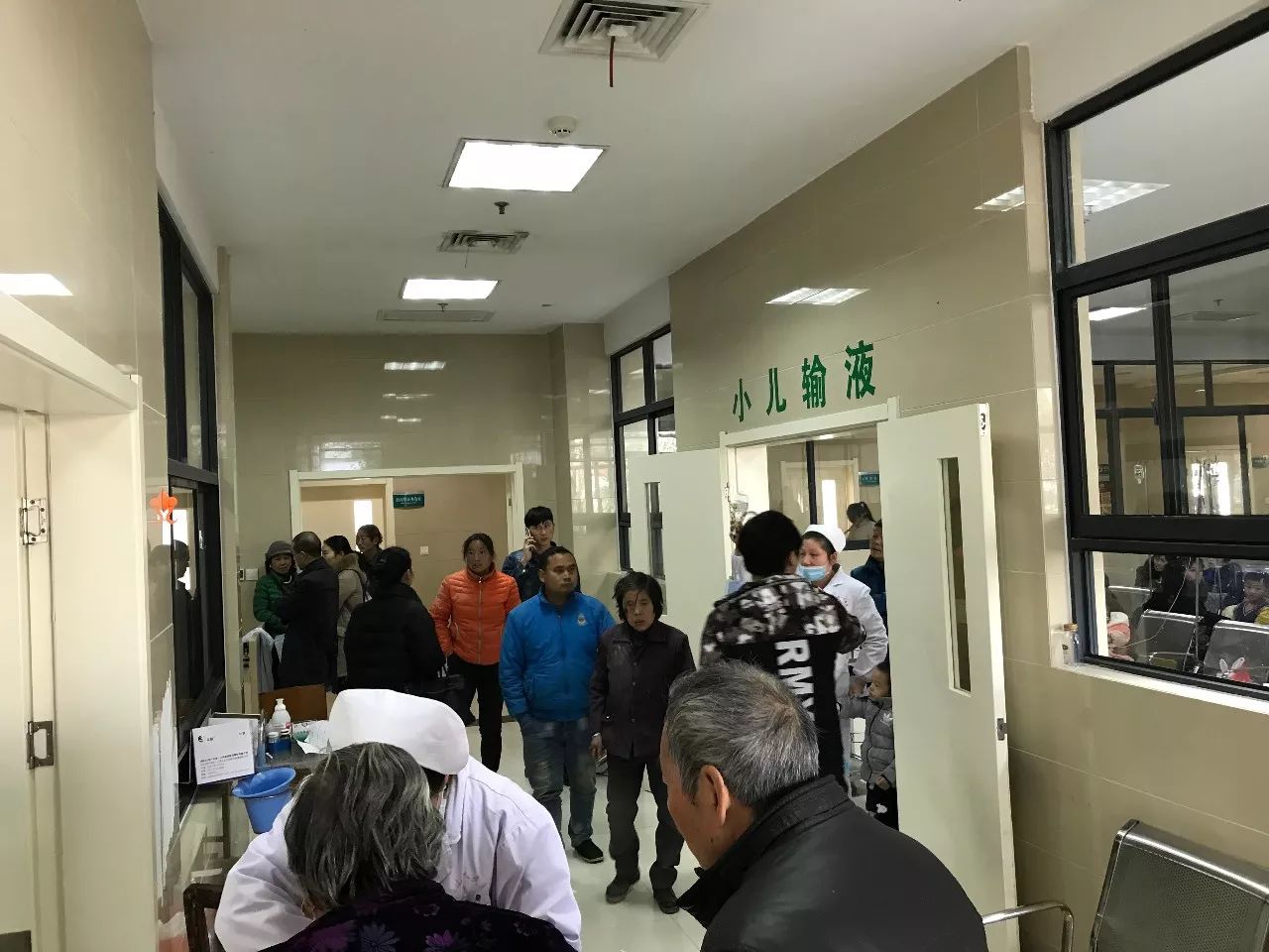 怀孕护士被城管局长夫人踢中小腹,致先兆性流