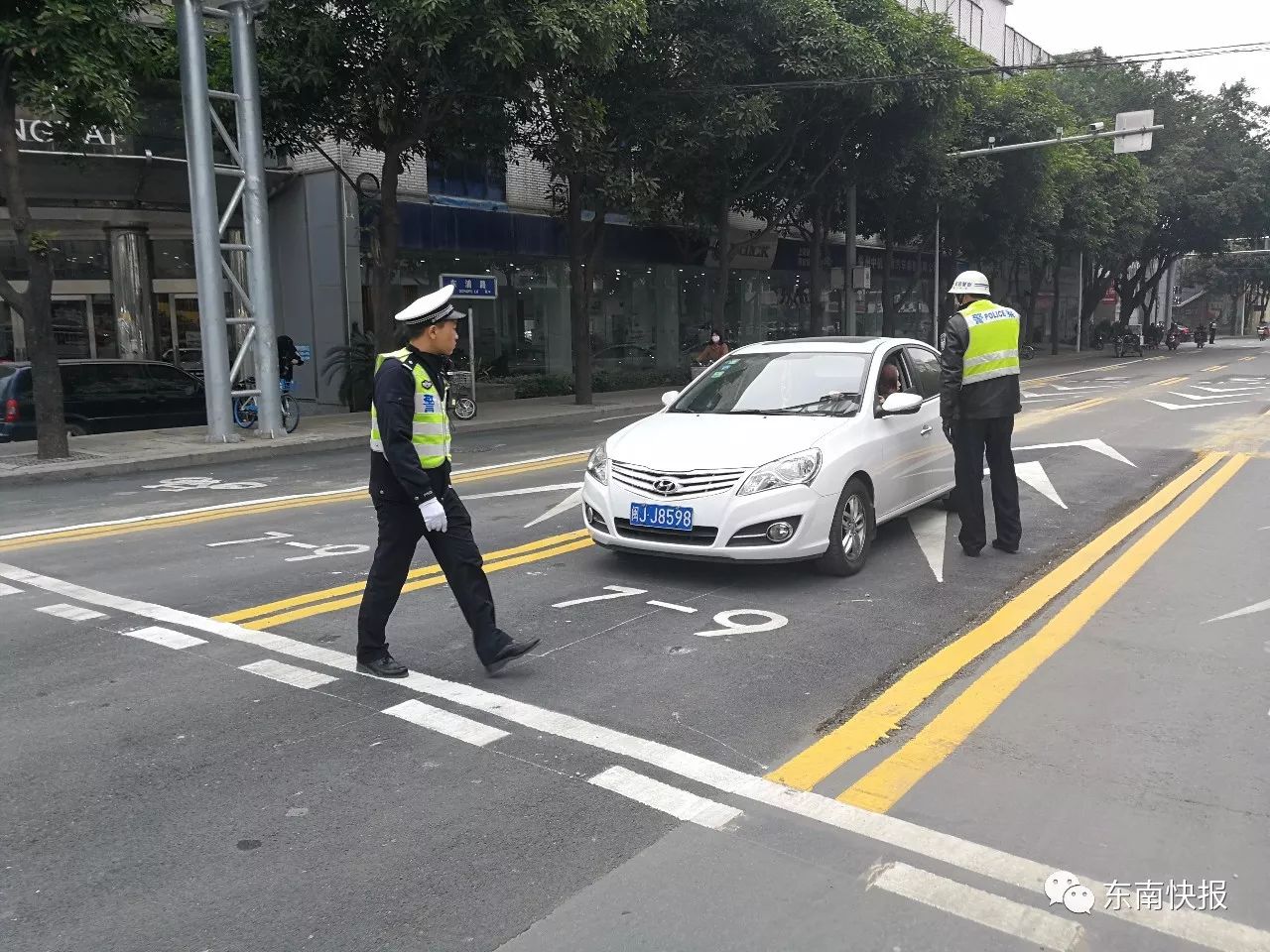 福州首条潮汐车道启用首日,不少司机蒙圈误