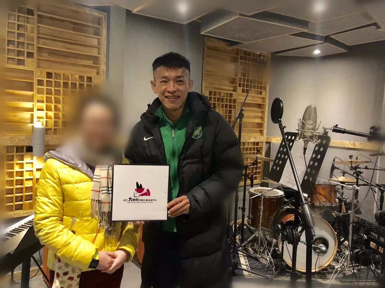 2018年首周,绿城足球给特殊儿童们准备了礼物