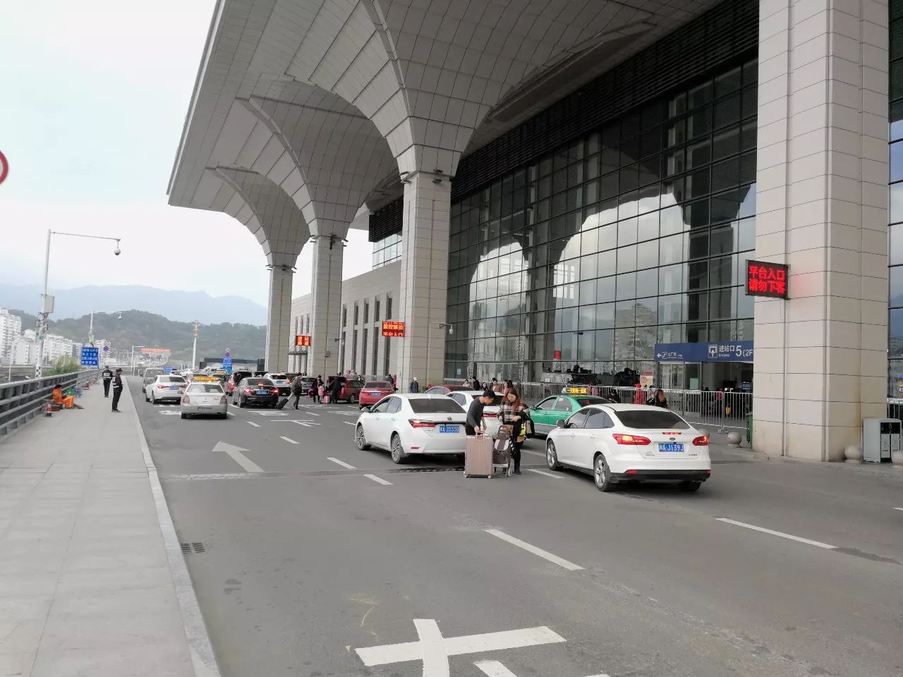 注意福州火车站北广场落客平台停车区域又有新变化违规会被罚款记分