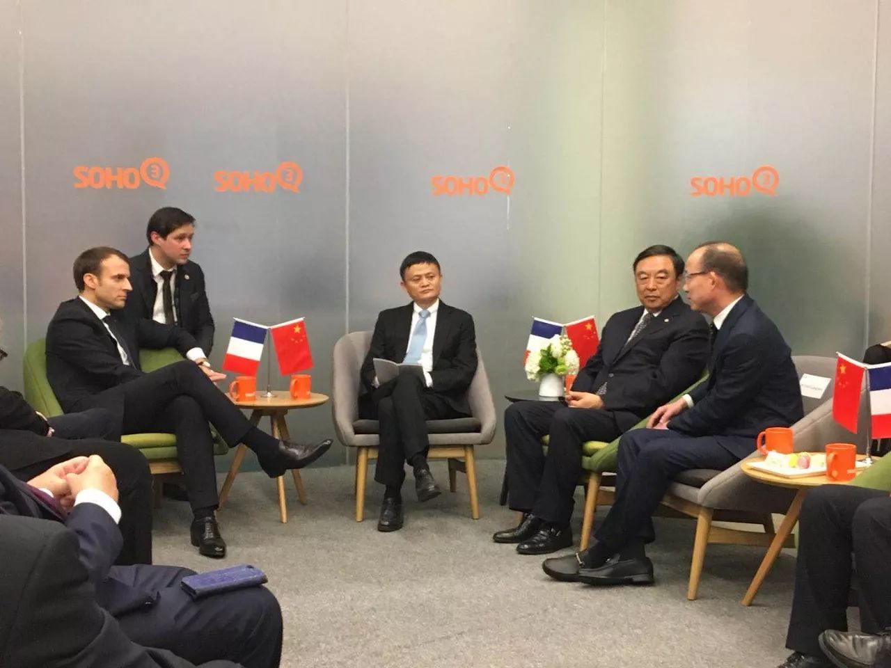 马克龙:投资法国大型企业是进入法国市场的好